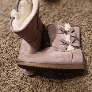 Koolaburra Gray Winter Boots with Bow Details